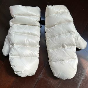 Aritzia Brand New super puff mittens